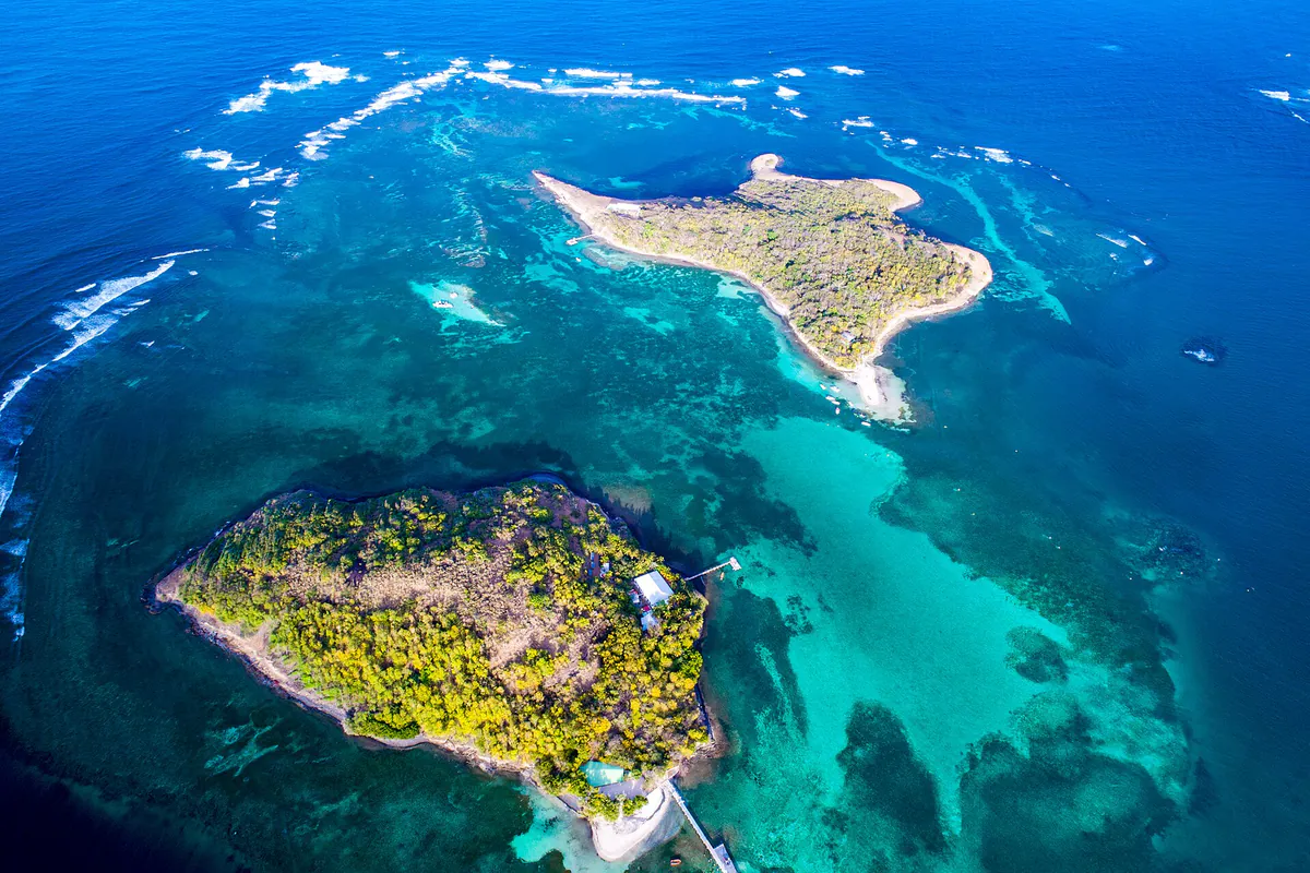 Bateaux au mouillage dans les eaux turquoise peu profondes de la Baignoire de Joséphine