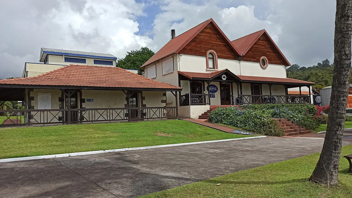 Bâtiments de la distillerie Depaz au pied des reliefs verdoyants du nord de la Martinique
